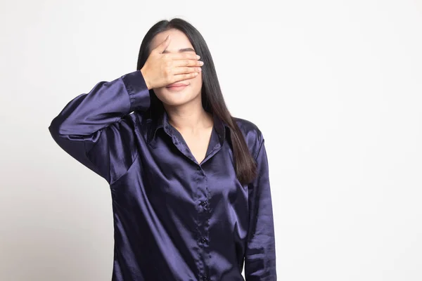 Junge asiatische Frau schließt ihre Augen mit der Hand. — Stockfoto