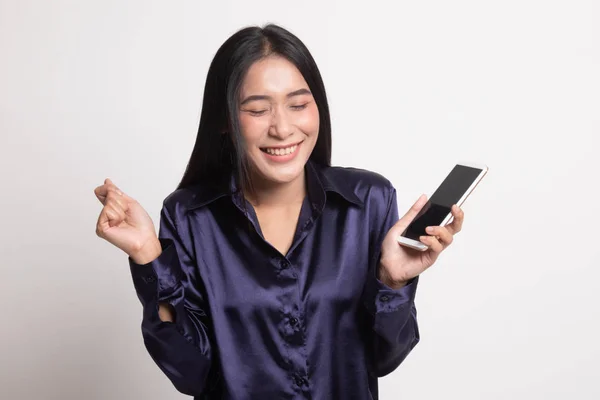 Gelukkig jonge Aziatische vrouw met mobiele telefoon. — Stockfoto
