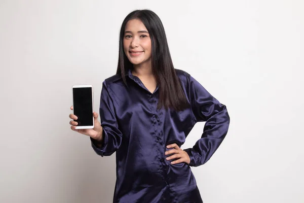 휴대폰을 가지고 있는 젊은 아시아 여자. — 스톡 사진