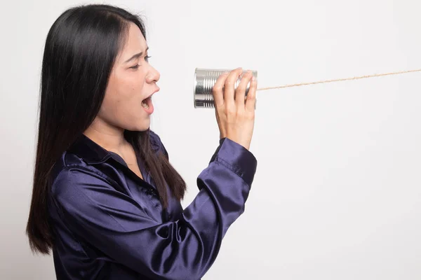 Mladá asijská žena křičet s tin can telefon. — Stock fotografie