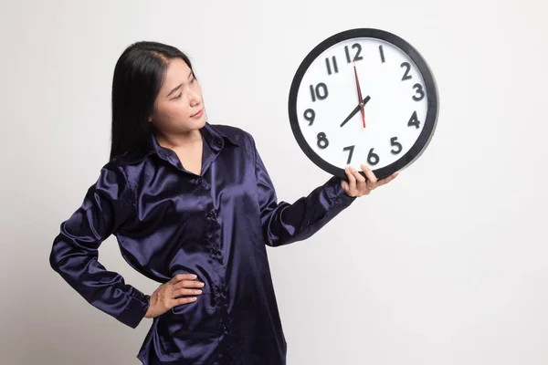 시계를 가진 젊은 아시아 여인. — 스톡 사진