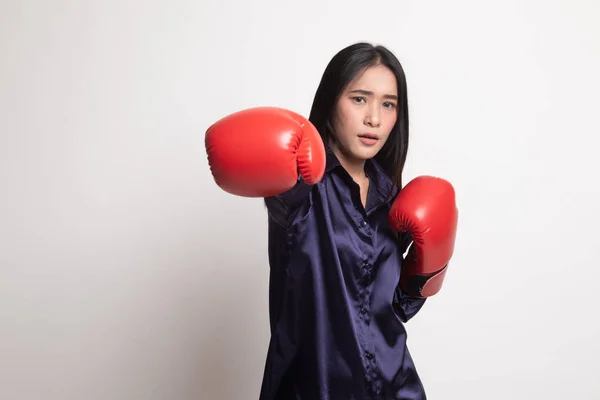 Ung asiatisk kvinna med röd boxning handskar. — Stockfoto
