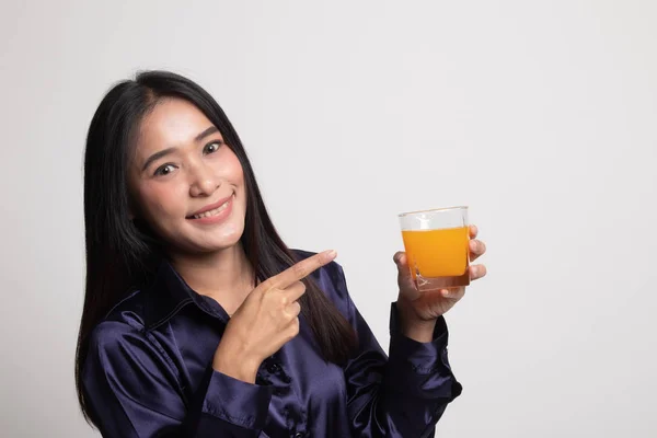 年轻的亚裔女子指向橙汁. — 图库照片