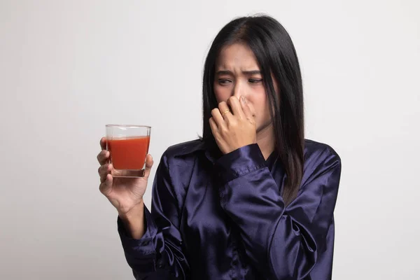 Jeune femme asiatique déteste le jus de tomate . — Photo