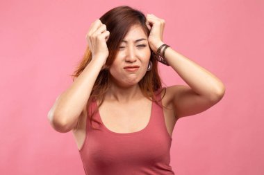 Genç Asyalı kadın hasta ve baş ağrısı var.