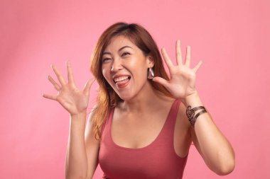 Genç Asyalı kadın dilini yapışkanlık dışarı.