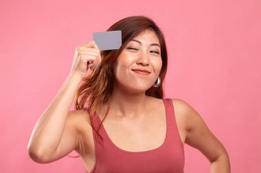 Genç Asyalı kadın düşünün boş bir kart ile.