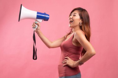 Güzel genç Asyalı kadın megafon ile ilan.