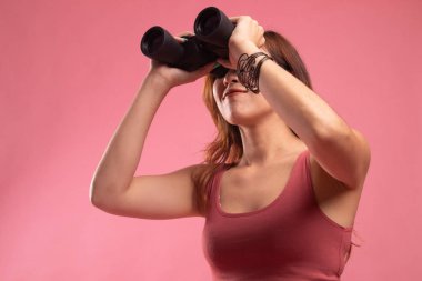 Dürbün ile genç Asyalı kadın.