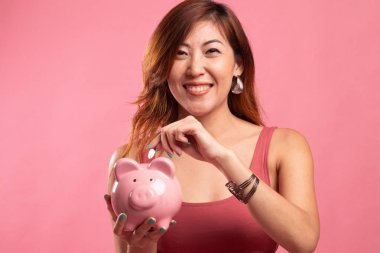 Sikke ve domuz para banka ile Asyalı kadın.
