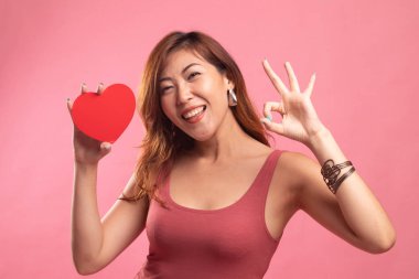 Asyalı kadın göster Tamam ile kırmızı kalp.