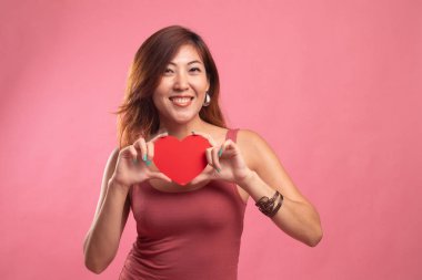 Kırmızı kalpli Asyalı kadın.