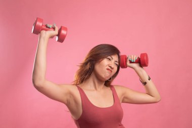 Asyalı kadın dumbbells ile yorgun.