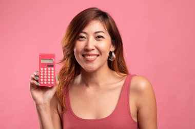 Asyalı kadın gülümseme ile hesap makinesi.