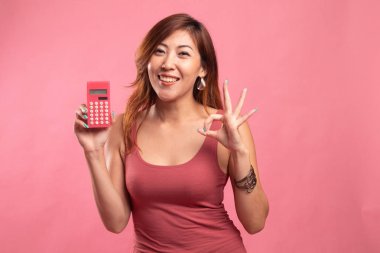 Asyalı kadın göster Tamam hesap makinesi ile.