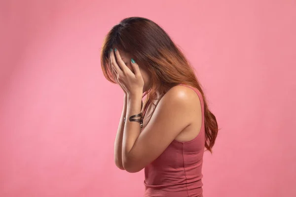 Traurige junge Asiatin weint mit Handfläche ins Gesicht. — Stockfoto