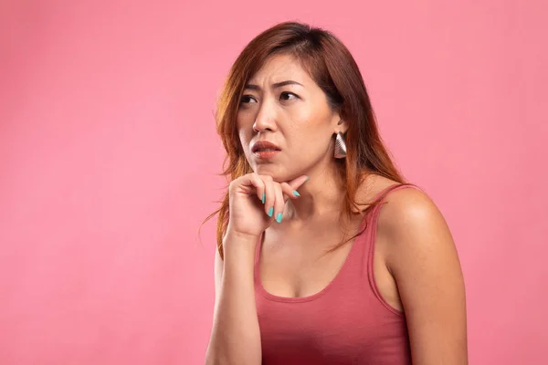 Allvarlig ung asiatisk kvinna ser bort. — Stockfoto