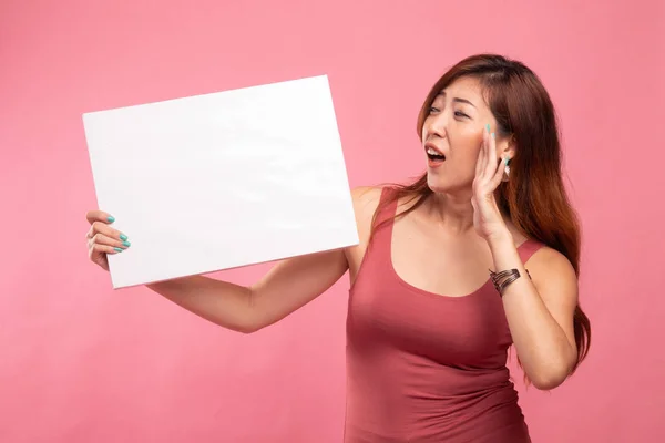 Joven mujer asiática sorpresa con blanco en blanco signo . — Foto de Stock