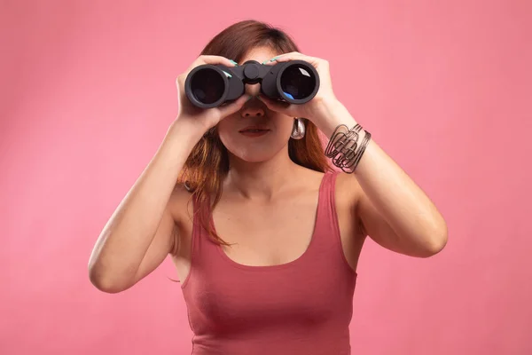 Giovane donna asiatica con binocolo . — Foto Stock