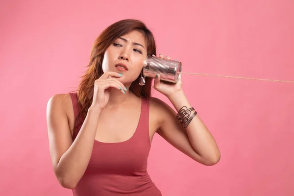 Молодая азиатка с жестяным телефоном . — стоковое фото