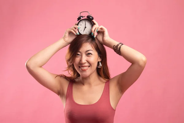 Joven asiática sonrisa con un reloj . —  Fotos de Stock