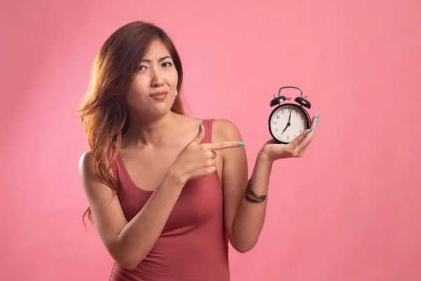 Colère jeune asiatique femme pointent vers une horloge . — Photo