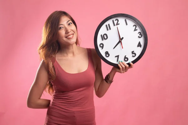 Jovem mulher asiática com um relógio. — Fotografia de Stock