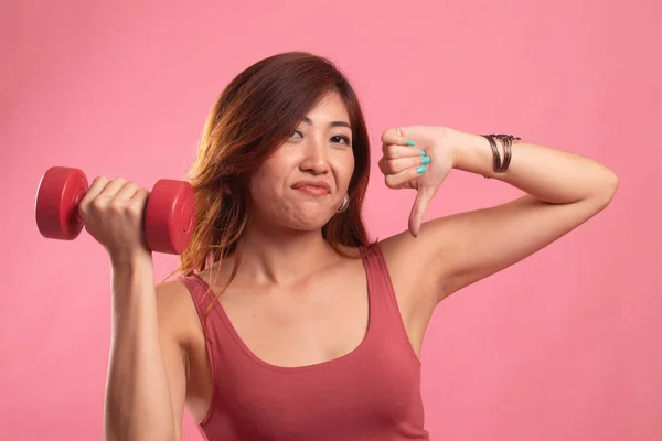 Olycklig asiatisk kvinna tummen ner med hantlar. — Stockfoto