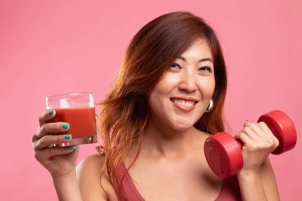 Saludable mujer asiática con mancuerna y jugo de tomate . — Foto de Stock