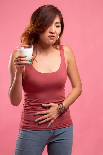 Asiatische Frau trinkt ein Glas Milch bekam Bauchschmerzen. — Stockfoto