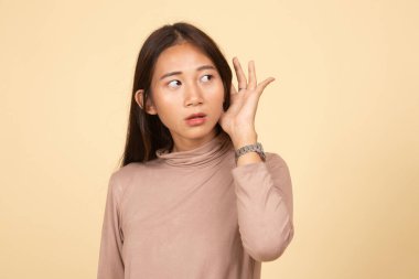 Güzel genç Asyalı kadın için bir şey dinle.