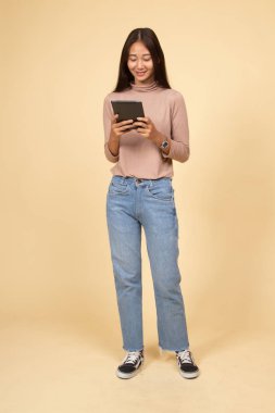 Bir bilgisayar tablet ile genç Asyalı kadın.