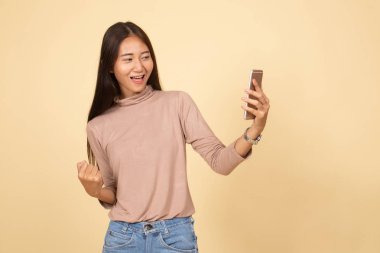 Başarılı genç Asyalı kadın ile hareket eden telefon.