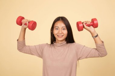 Dumbbells ile sağlıklı Asyalı kadın.
