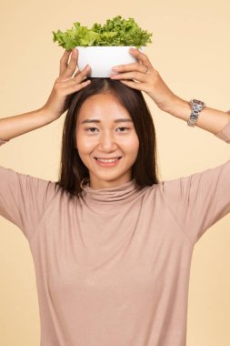 Salata sağlıklı Asyalı kadın.