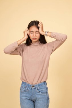 Genç Asyalı kadın hasta ve baş ağrısı var.