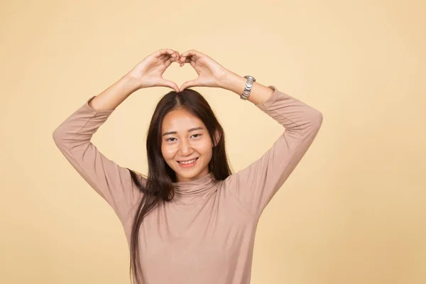 Mladá asijská žena ukázal srdce rukou znamení. — Stock fotografie
