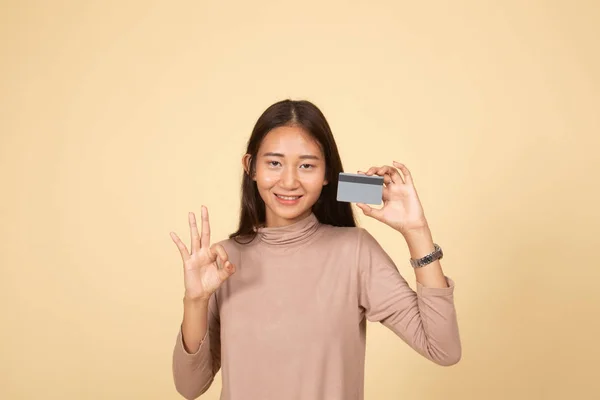 Joven asiática mostrar OK con una tarjeta en blanco . —  Fotos de Stock