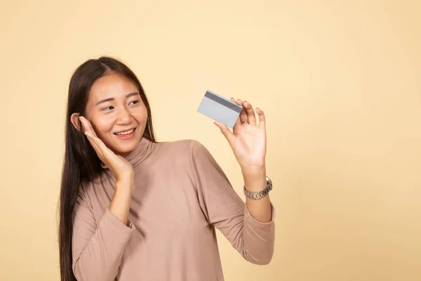 Joven mujer asiática feliz con tarjeta en blanco . —  Fotos de Stock