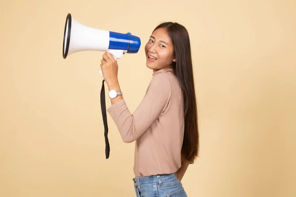 Mooie jonge Aziatische vrouw kondigen met megafoon. — Stockfoto