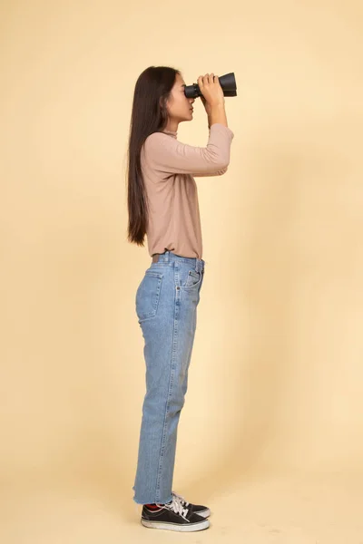 Full body of young Asian woman with binoculars. — Stock Photo, Image