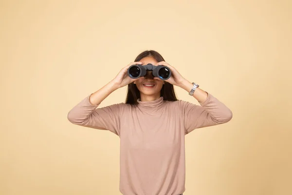 Giovane donna asiatica con binocolo . — Foto Stock