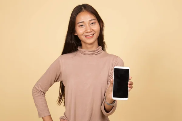 Jeune femme asiatique avec téléphone mobile. — Photo