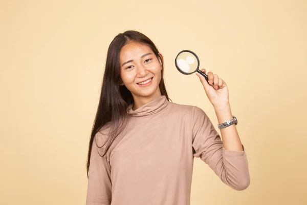 Young Asian woman with a magnifying glass. — Stock Photo, Image