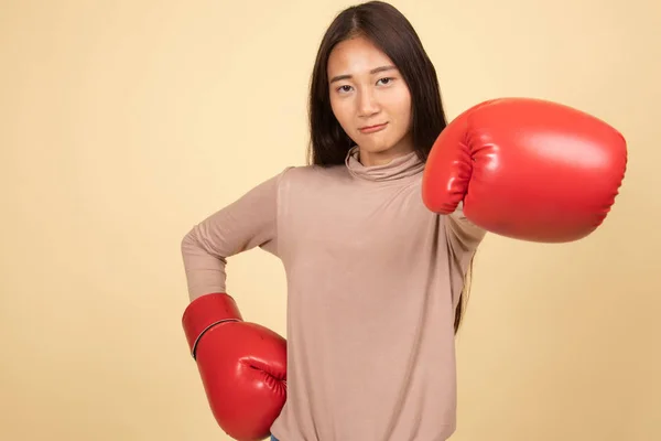 Joven mujer asiática con guantes de boxeo rojos . —  Fotos de Stock