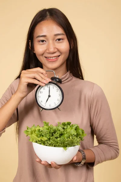 Молодая азиатка с часами и салатом . — стоковое фото