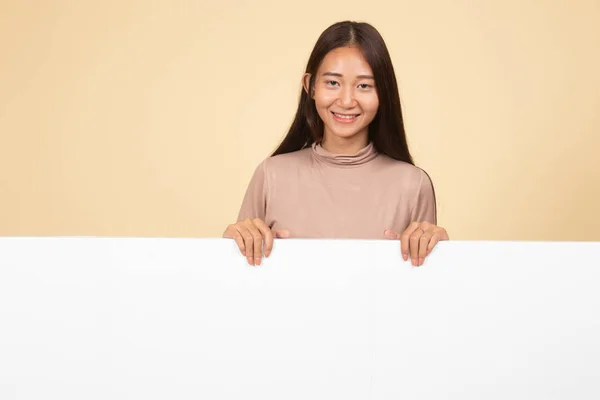 Jonge Aziatische vrouw met leeg teken. — Stockfoto