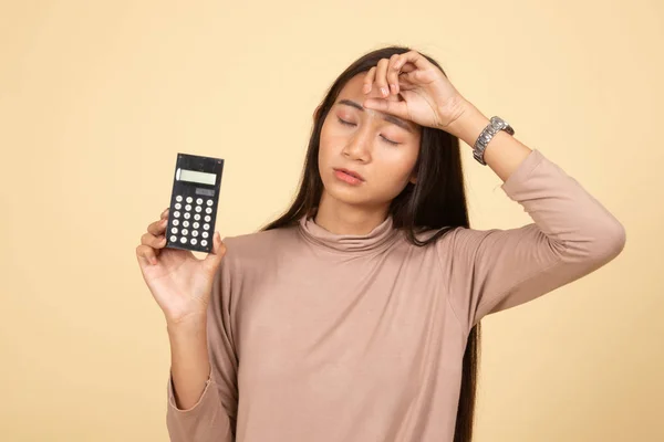 Asiatico donna ottenuto mal di testa con calcolatrice . — Foto Stock