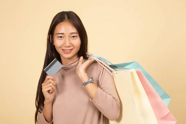 Junge asiatische Frau mit Einkaufstasche und Blanko-Karte. — Stockfoto