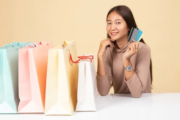 Jonge Aziatische vrouw met winkelen bag en lege kaart. — Stockfoto